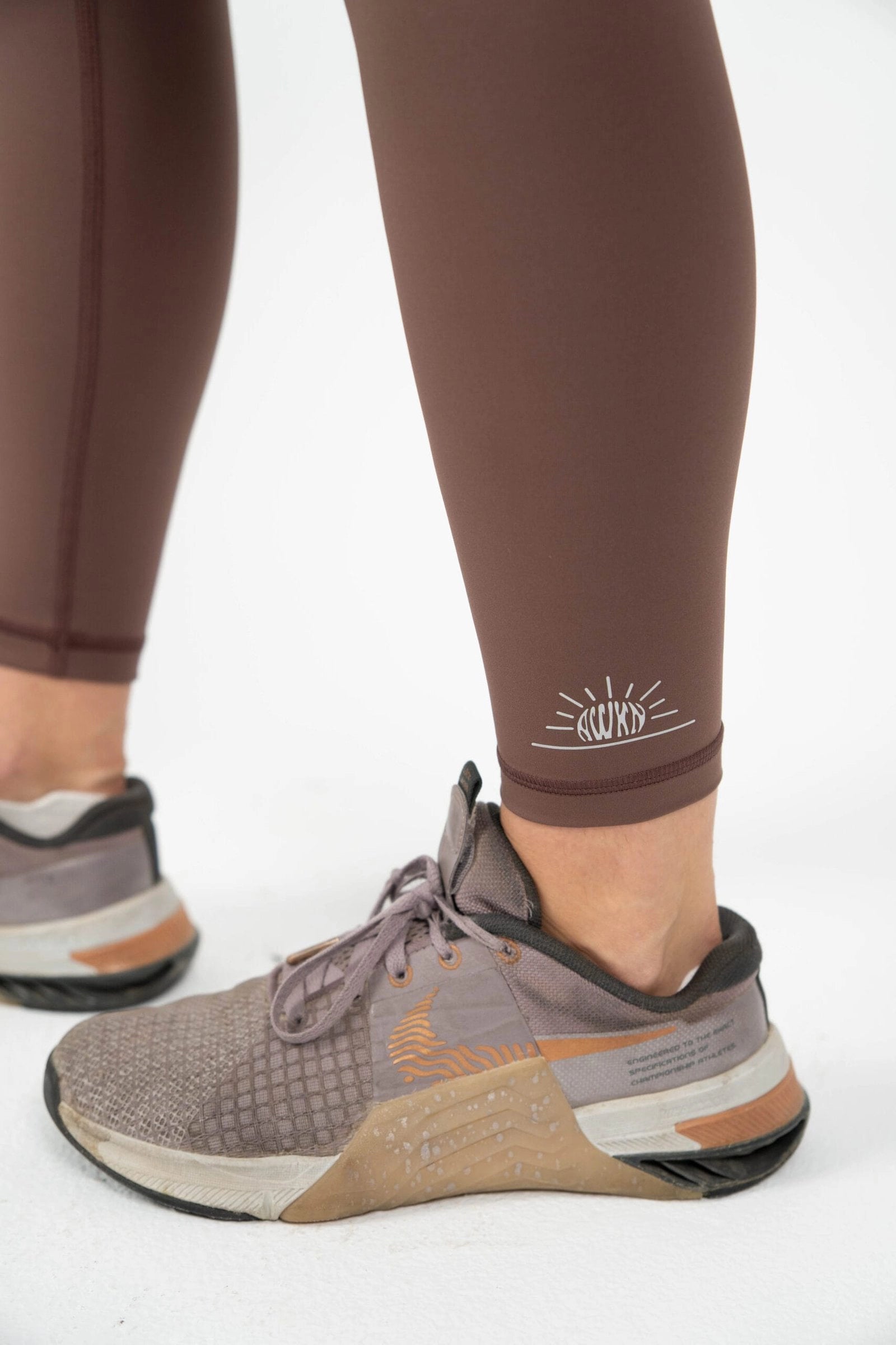 Mallas largas mujer detalle logo color marrón lavanda