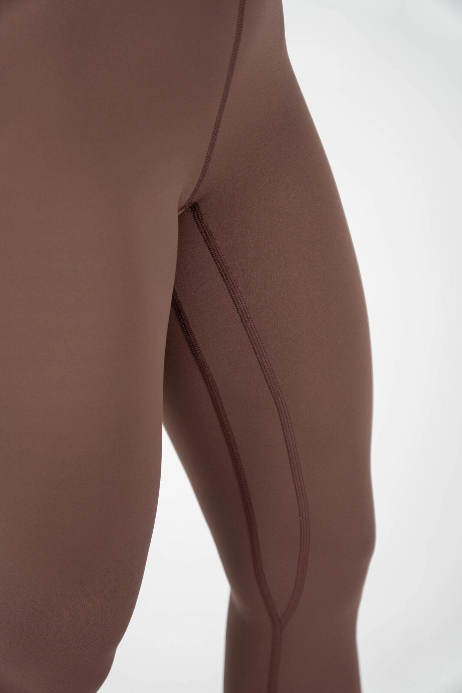 Mallas largas mujer perfil detalle color marrón lavanda