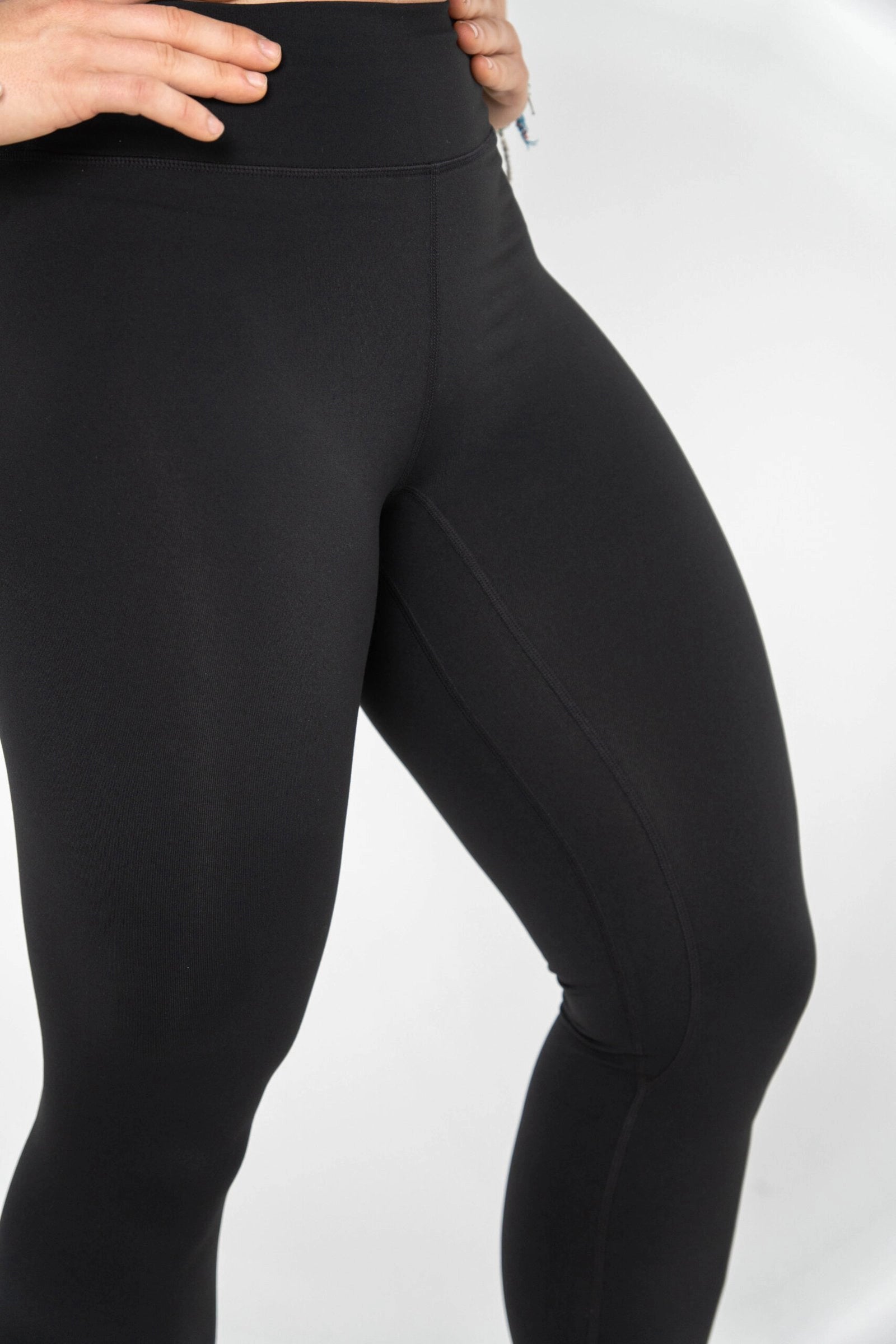 Mallas largas mujer perfil detalle color negro