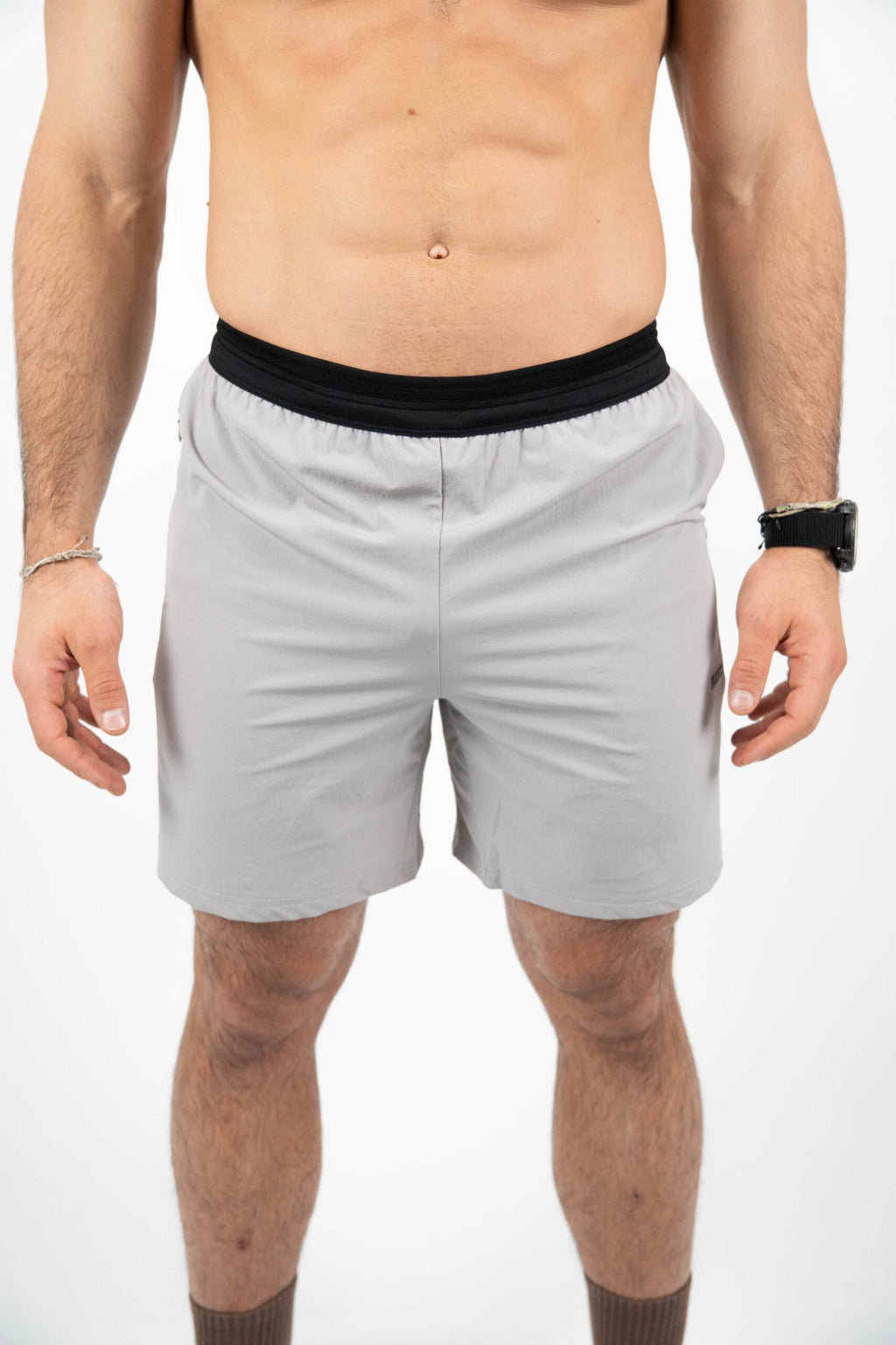 Pantalón corto hombre frontal color gris piedra