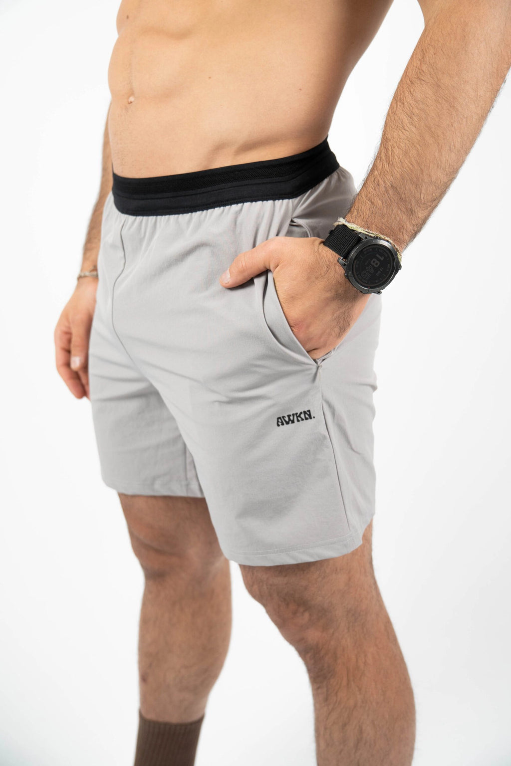 Pantalón corto hombre perfil detalle logo color gris piedra