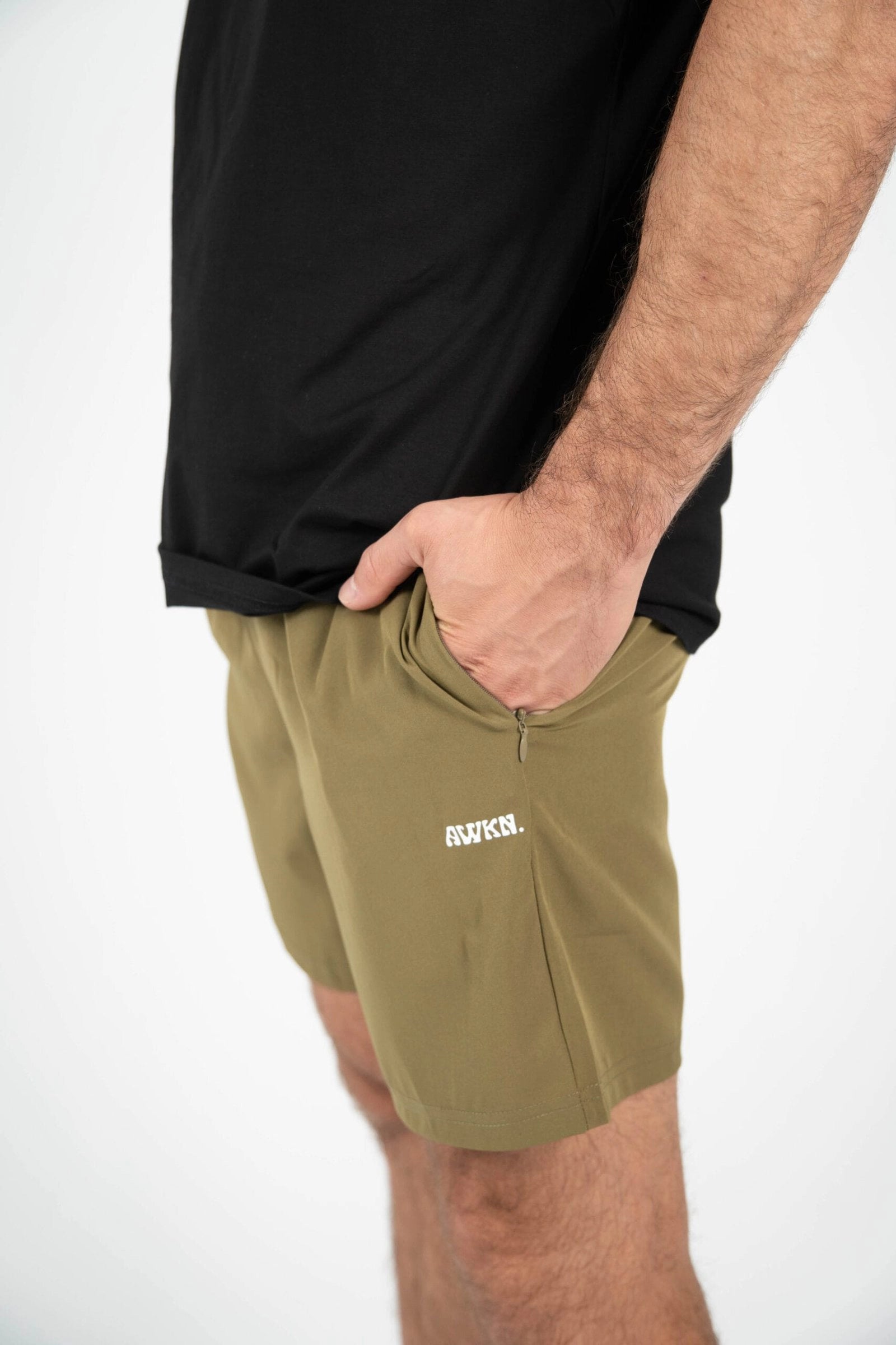 Pantalón corto hombre perfil detalle logo color verde oliva