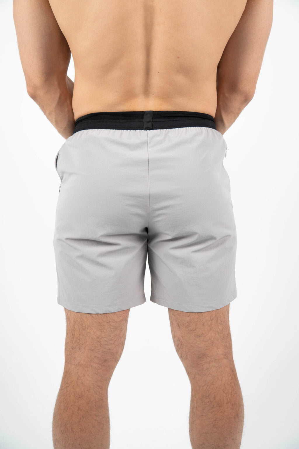 Pantalón corto hombre trasera color gris piedra