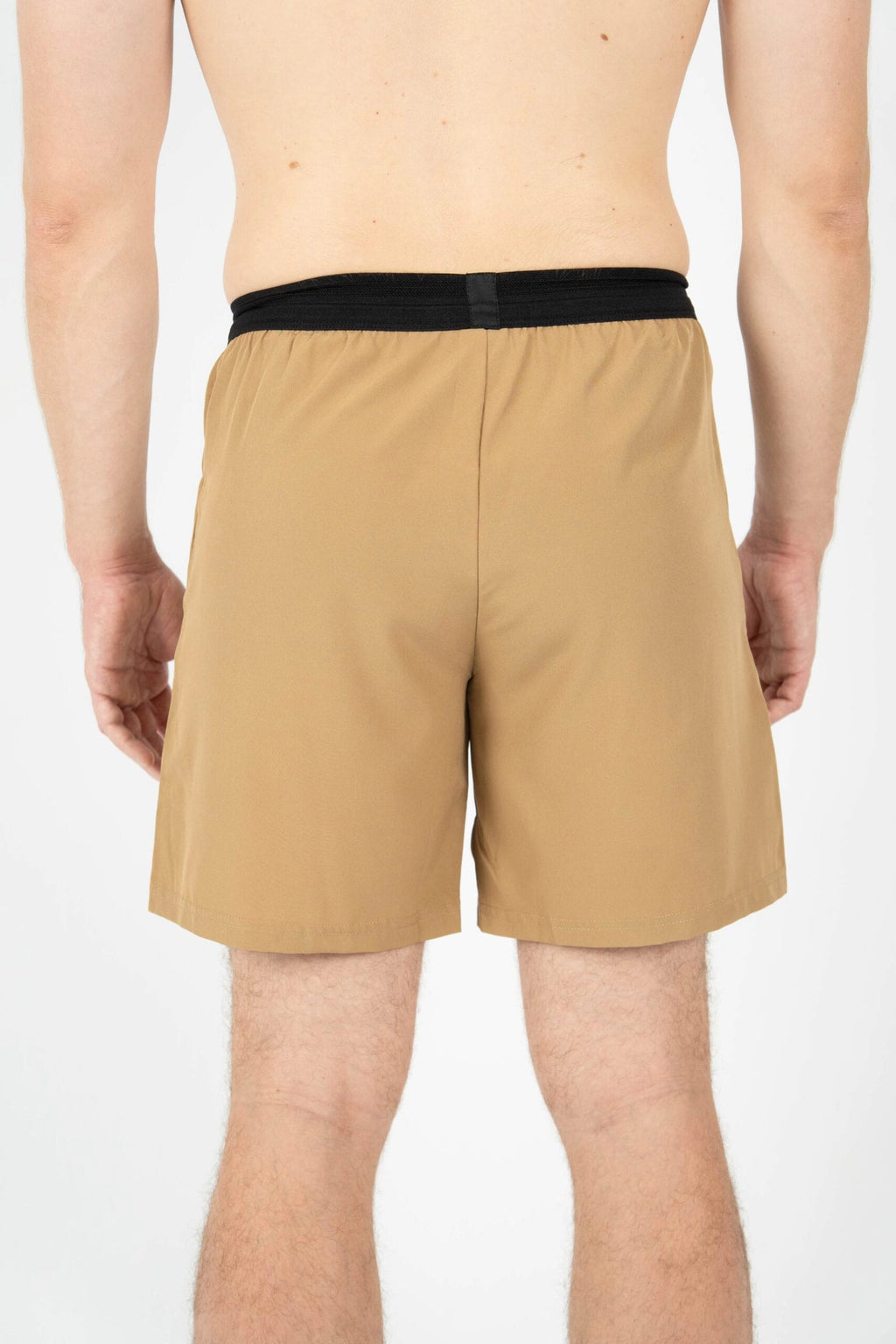 Pantalón corto hombre trasera color marrón tierra