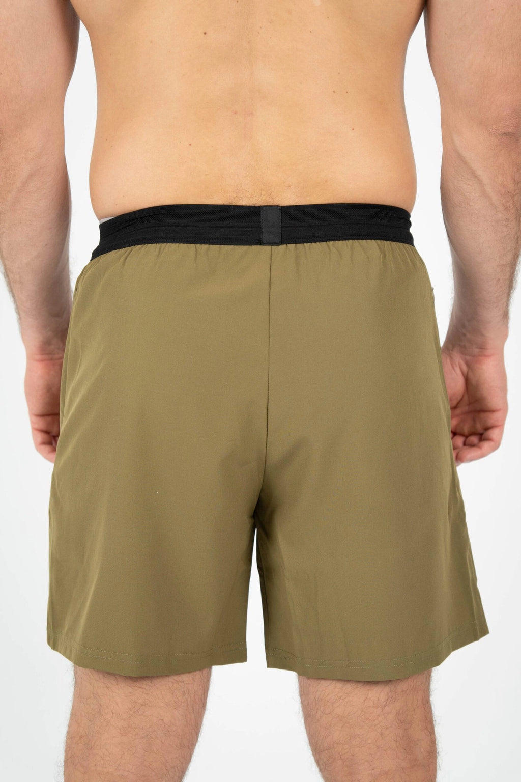 Pantalón corto hombre trasera color verde oliva