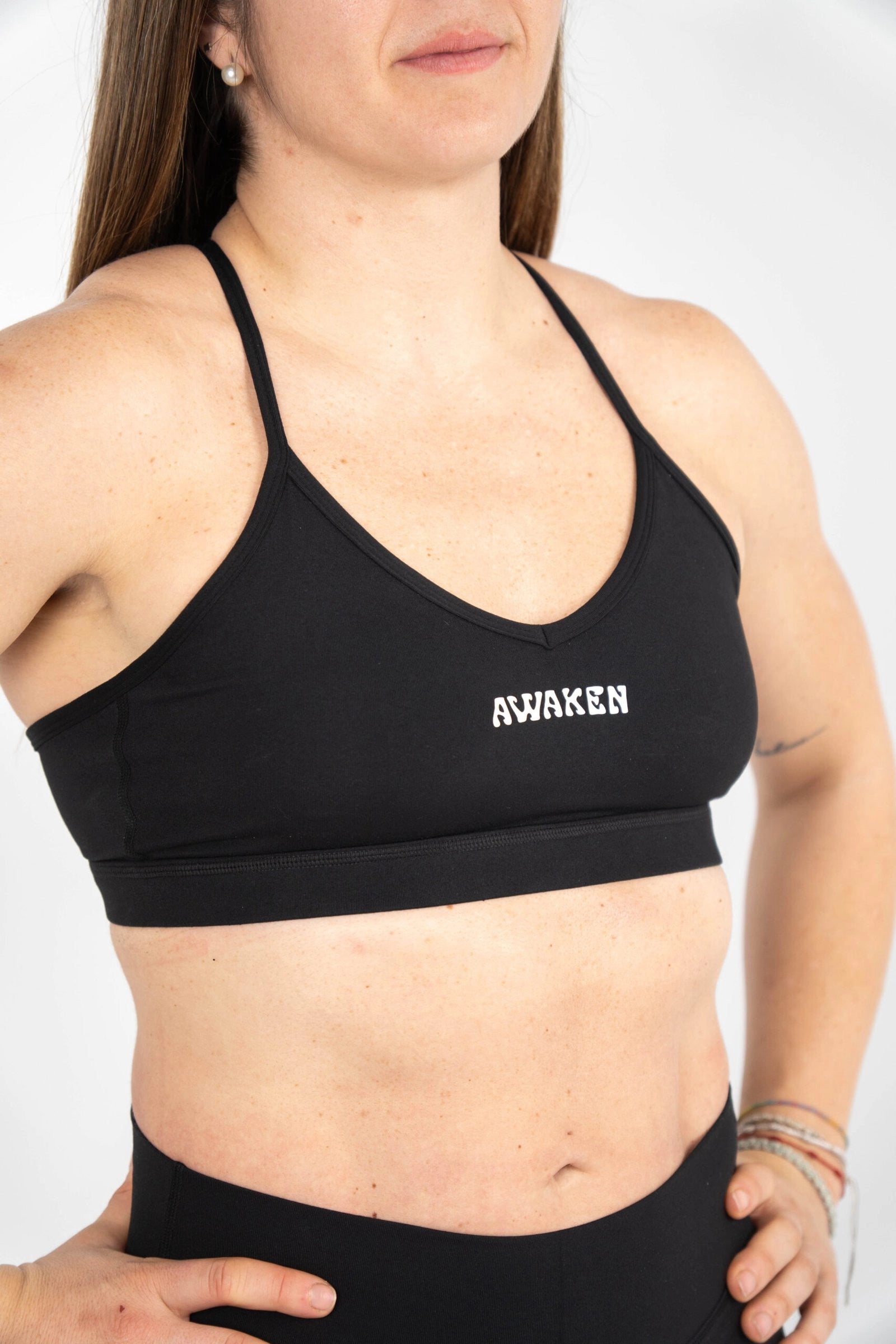 sujetador deportivo mujer frontal detalle logo color negro