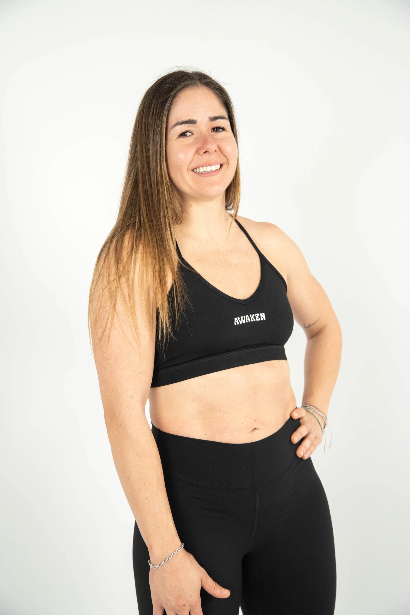 sujetador deportivo mujer frontal logo color negro