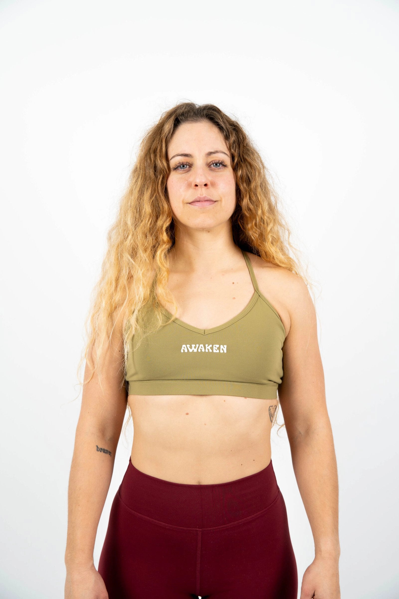sujetador deportivo mujer frontal logo color verde caqui