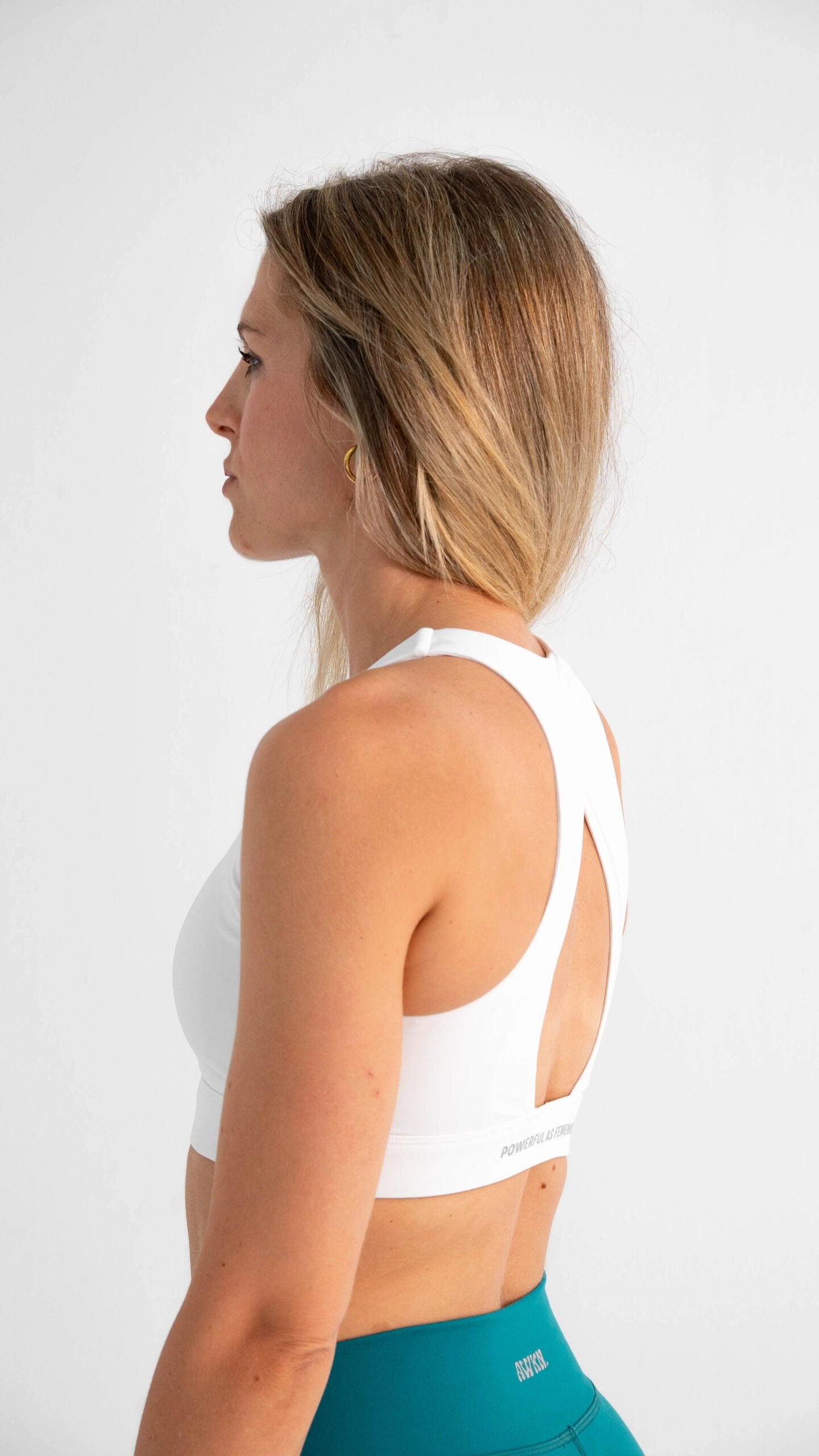 sujetador deportivo mujer halter perfil logo color blanco