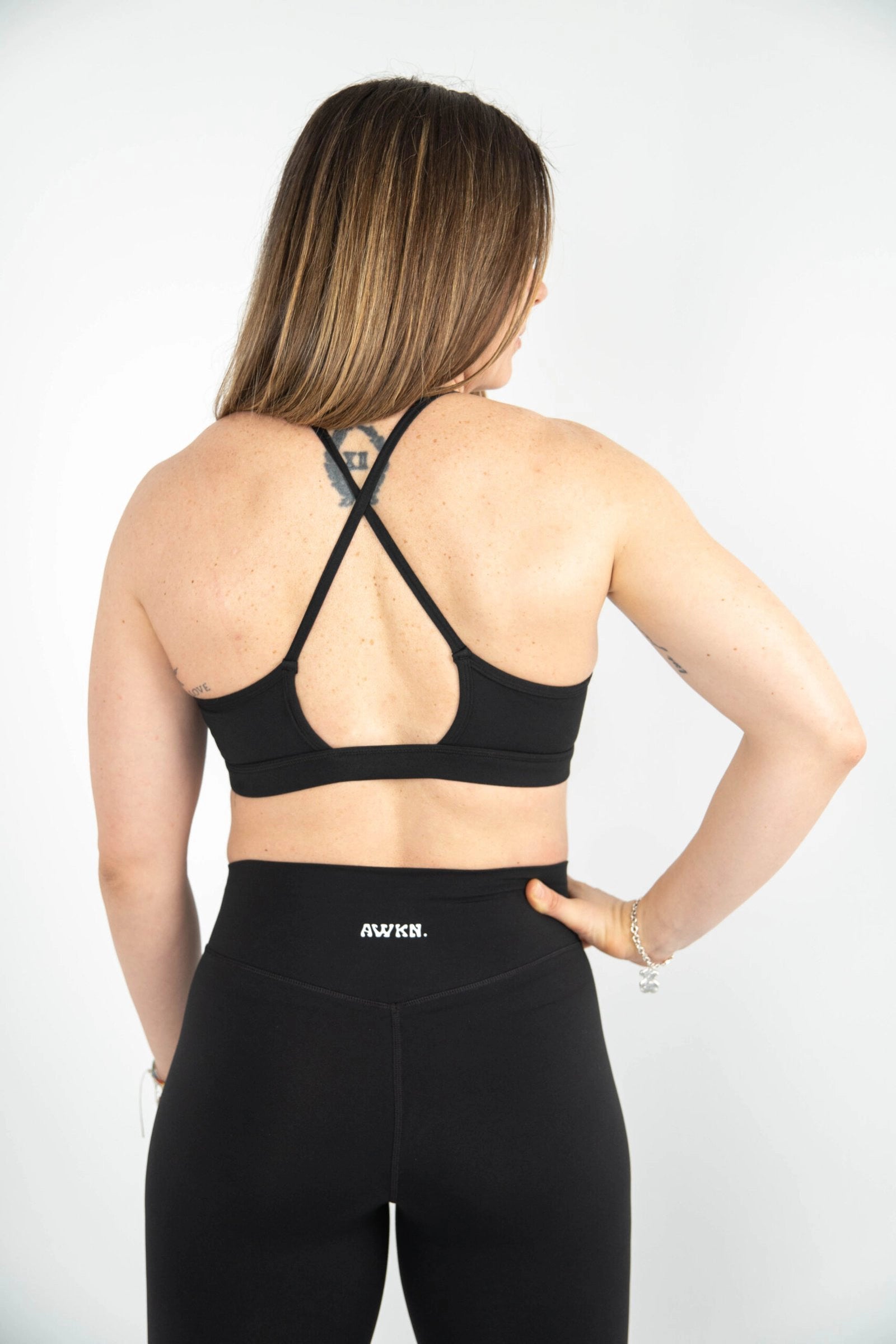sujetador deportivo mujer trasera logo color negro