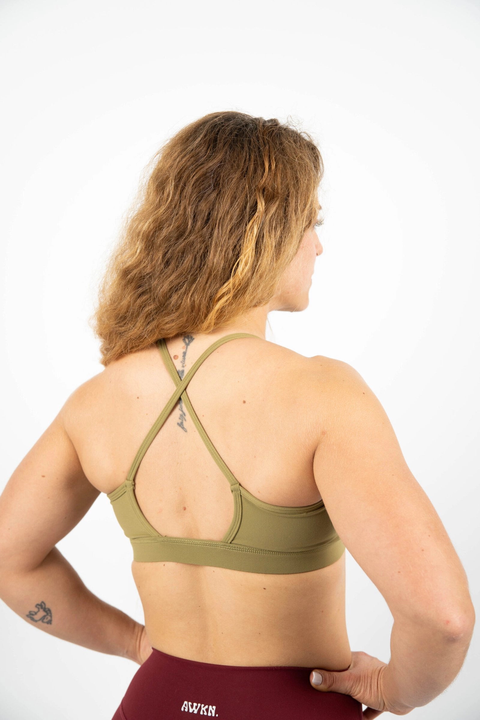 sujetador deportivo mujer trasera logo color verde caqui